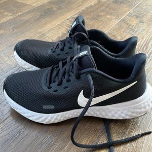 Nike women’s running shoes black